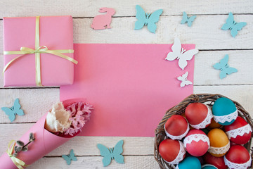 Wielkanocne tło z kolorowymi pisankami, różowym papierem, motylkami i zajączkami - obrazy, fototapety, plakaty