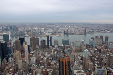 Obraz premium Widok z lotu ptaka na Manhattan w Nowym Jorku, przedstawiający klasyczne wieżowce i krajobraz miasta w USA