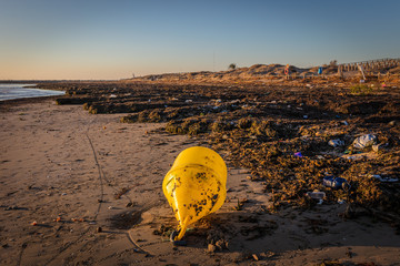 Plastikmüll  und Kunststoff nach einem Sturm am Strand