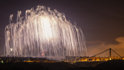 Eine riesige Palme aus Licht erzeugt durch ein Feuerwerk über der Stadt Elche in Spanien