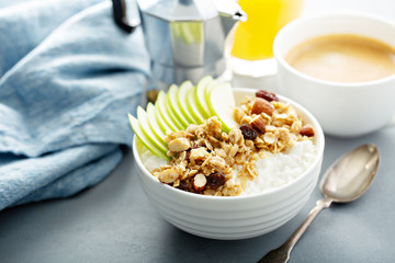 Cottage cheese with granola and sliced apple