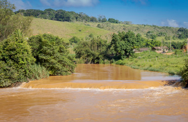 Pequena queda de água, chamada Cachoeira do Socó, no Rio Pomba, em árae do município de Guarani, estado de Minas Gerais, Brasil.