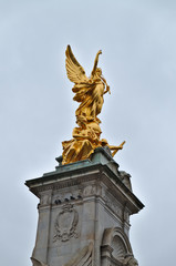 Fototapeta premium The Victoria Memorial is a sculpture dedicated to Queen Victoria, sculpted by Sir Thomas Brock in London