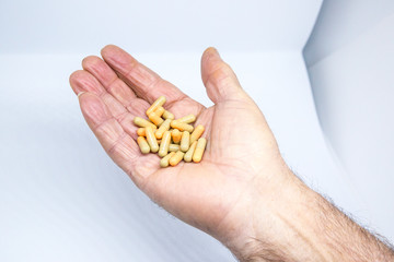 Obraz premium Medicine pills or capsules in elder hand