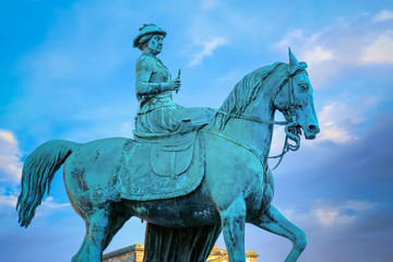 Obraz premium Queen Victoria statue by Thomas Thornycroft (1814-1885) at St George's Hall in Liverpool, UK