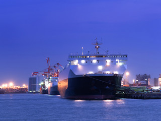 停泊中の貨物船