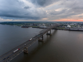 Fototapeta na wymiar Mississippi River Bridge