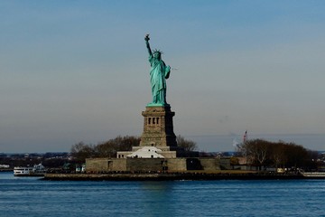 Fototapeta premium Statue of Liberty in winter
