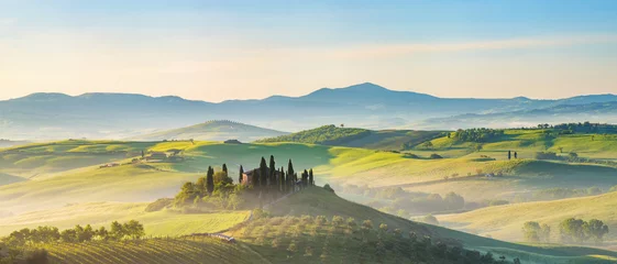 Fotobehang Prachtig mistig landschap in Toscane, Italië © sborisov