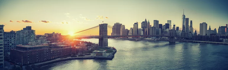 Tuinposter Panoramisch uitzicht op de Brooklyn bridge en Manhattan bij zonsondergang, New York City © sborisov