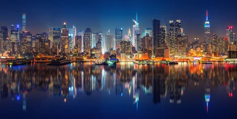 Ingelijste posters Panoramisch zicht op Manhattan bij nacht, New York, USA © sborisov