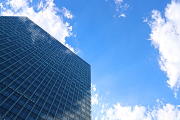 Obraz na płótnie Canvas ガラス張りのオフィスビルと青空