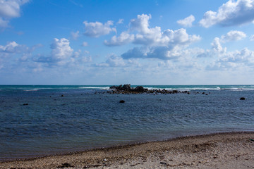 荒れる海の波　日本海　秋田県　海岸