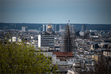 Fototapeta premium vue des Invalides à Paris depuis le quartier de Belleville