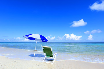 南国沖縄　パラソルのある風景