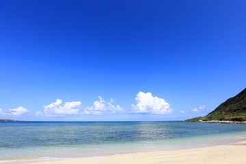 Fototapeta na wymiar 美しい沖縄の海と空