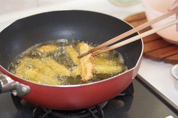 大根の天ぷらを作っている