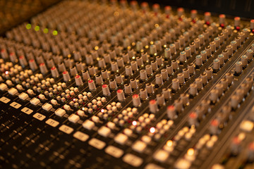 Analoges Tonmischpult im Musikstudio