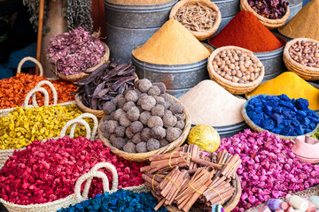 marché d'épice et de saveur dans le souk de marrakech au maroc