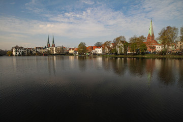 Fototapeta na wymiar Romantisches Lübeck; Krähenteich mit Dom und St. Aegidienkirche