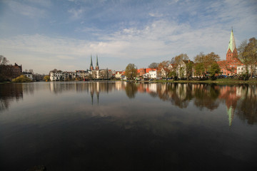 Fototapeta premium Frühling in Lübeck; Krähenteich mit Dom und St. Aegidienkirche