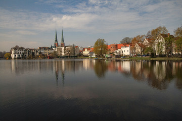 Fototapeta na wymiar Frühling in Lübeck; Domblick über den Krähenteich