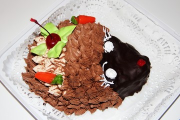Jolly hedgehog cake is a tasty and colorful children's party.