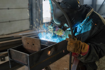 Welder performs welding work of metal structures