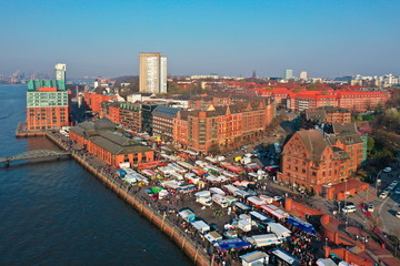 Hamburg Hafen Fischmarkt an der Fischauktionshalle Luftaufnahme - obrazy, fototapety, plakaty