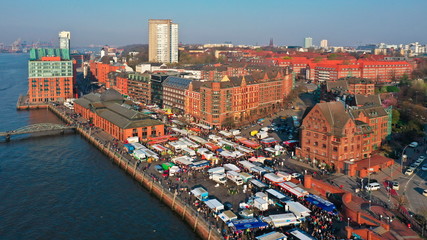 Hamburg Hafen Fischmarkt an der Fischauktionshalle Luftaufnahme - obrazy, fototapety, plakaty