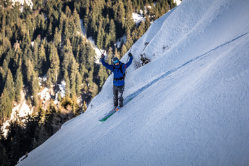Skifahrer hat Spaß im Gelände