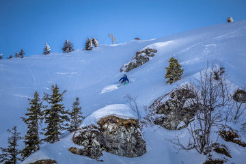 Freerider im freien Gelände im Winter