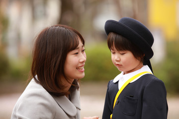 登園を嫌がる男の子
