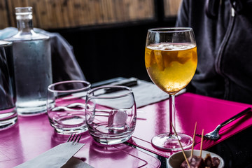Verre de sangria au vin blanc