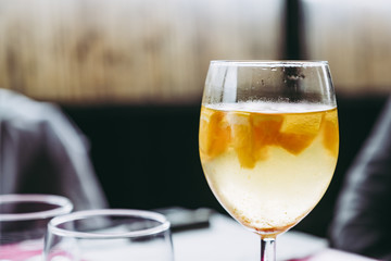 Verre de sangria au vin blanc