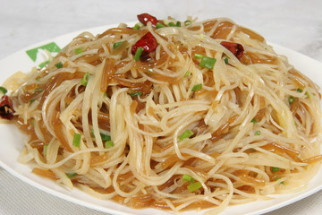 spaghetti with tomato sauce and basil