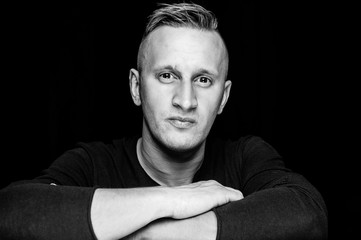 portret mężczyzny w studio na czarnym tle