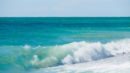 Obraz premium Seascape with waves and clear sky.