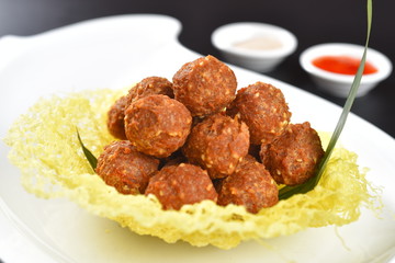 meatballs with tomato sauce and mashed potatoes