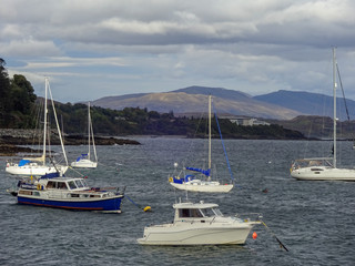 Fototapeta na wymiar Boote und Segelschiffe vor Anker im Hafen von Armadale auf der Isle of Skye in Schottland