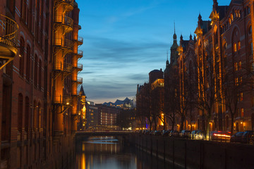 Fototapeta premium Speicherstadt w Hamburgu, Niemcy w nocy