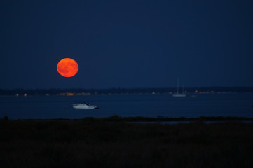 Blutmond über dem Meer