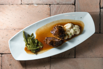 Hauptspeise, Fleisch mit Kartoffeln und Bohne.