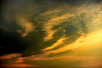 Fototapeta premium sunset in green field, Sunset at the lake And the sky with golden clouds.