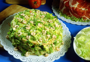 Pastel de verdura con pan de molde, mayonesa lechuga y gambas.