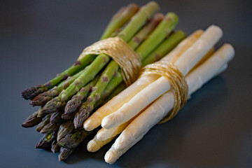 weißer und grüner Spargel