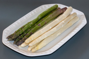 wei&szlig;er und gr&uuml;ner Spargel