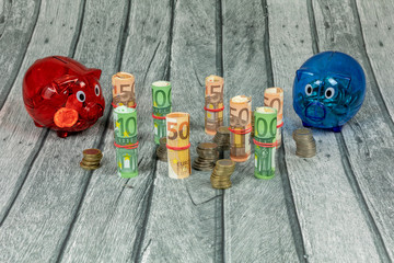Sparschweine und Bargeld auf einem Tisch