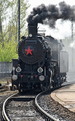 Fototapeta premium Stara lokomotywa na torach kolejowych