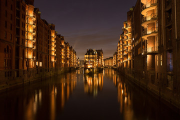 Obraz premium Speicherstadt of Hamburg, Germany at night
